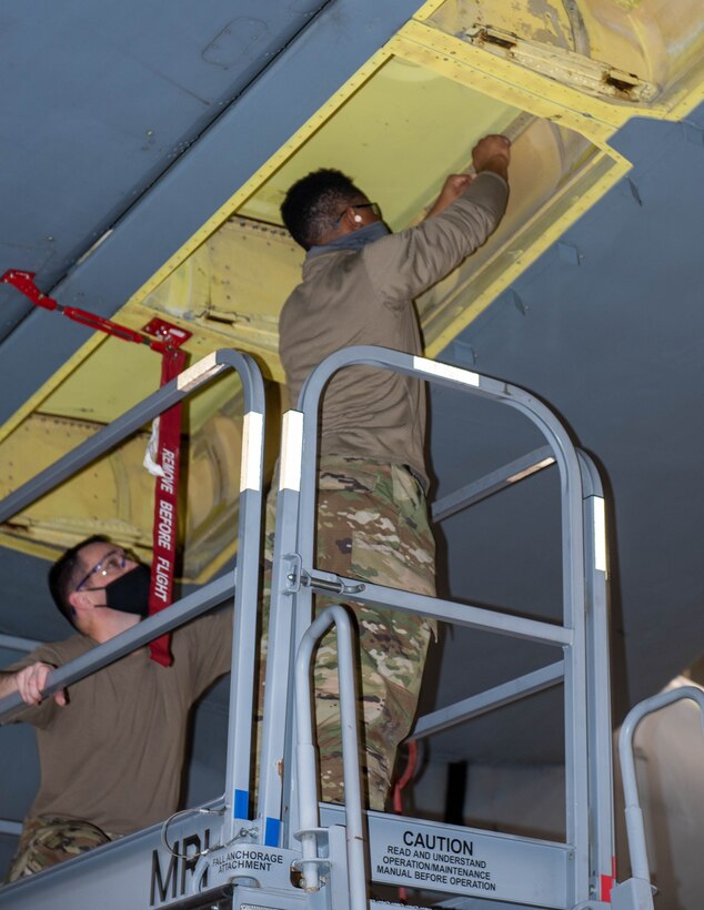 Dover reservists help repair refueler at Niagara