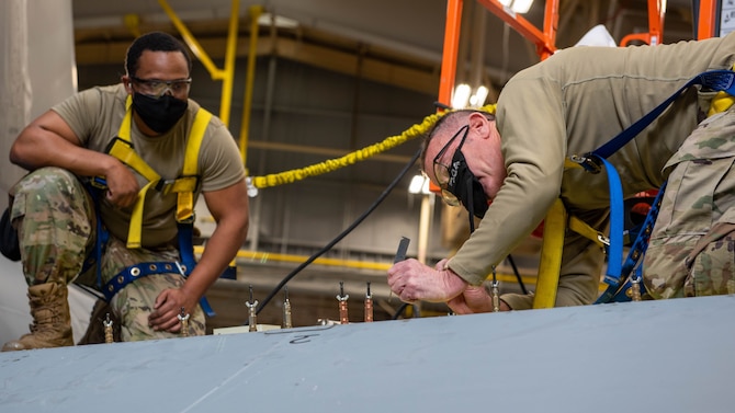 Dover reservists help repair refueler at Niagara
