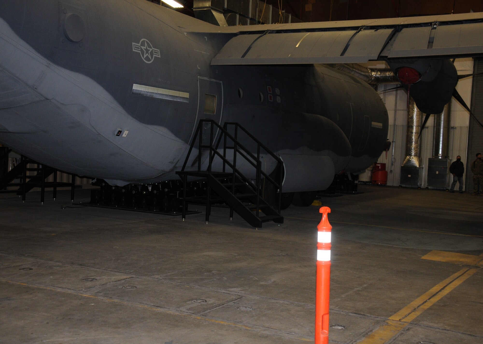 A ground training device is installed in an aircraft hangar.