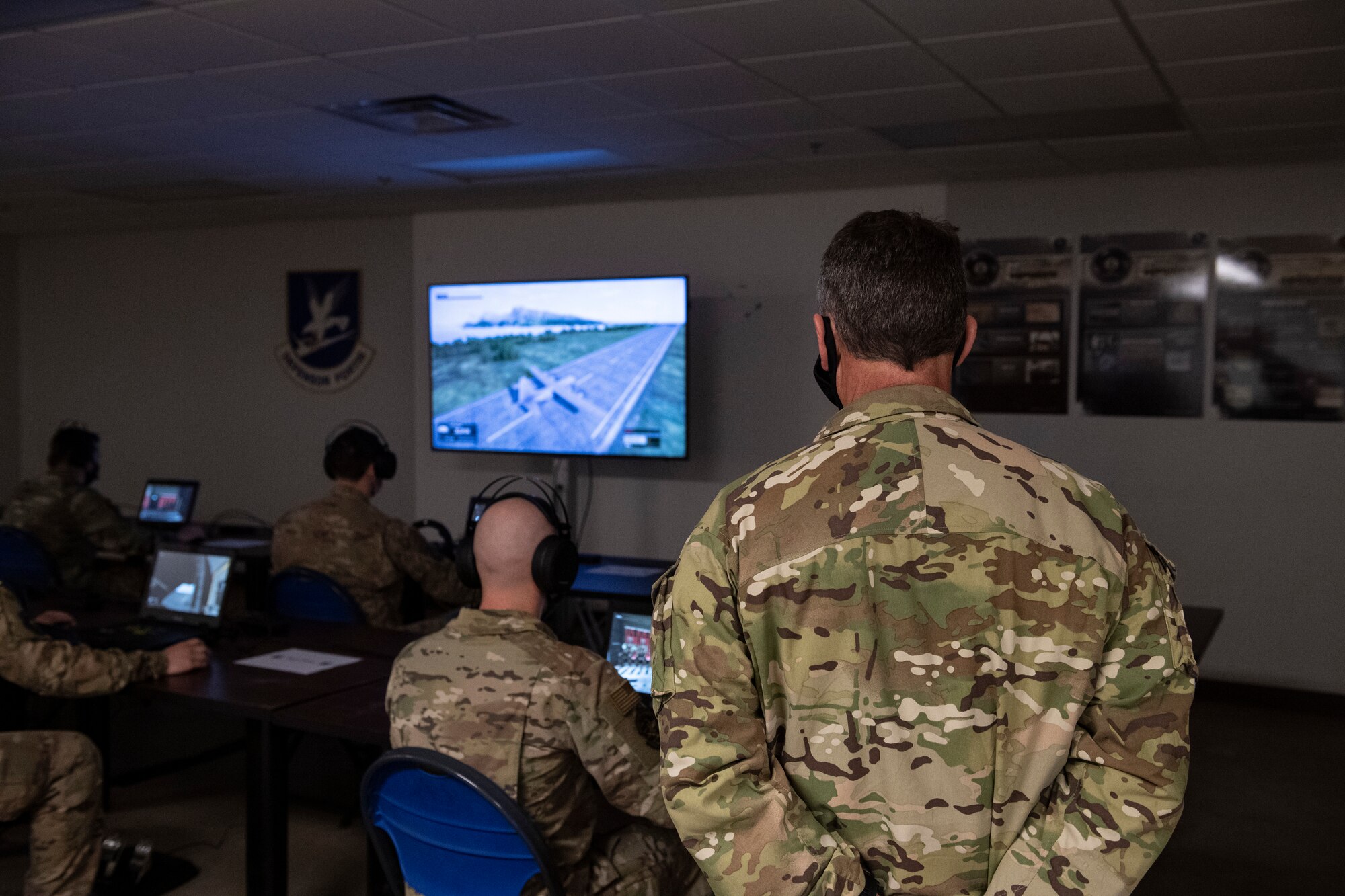 A photo of Major General Franks observing a Virtual Battle Space 3 demo during his visit to Moody Air Force Base.