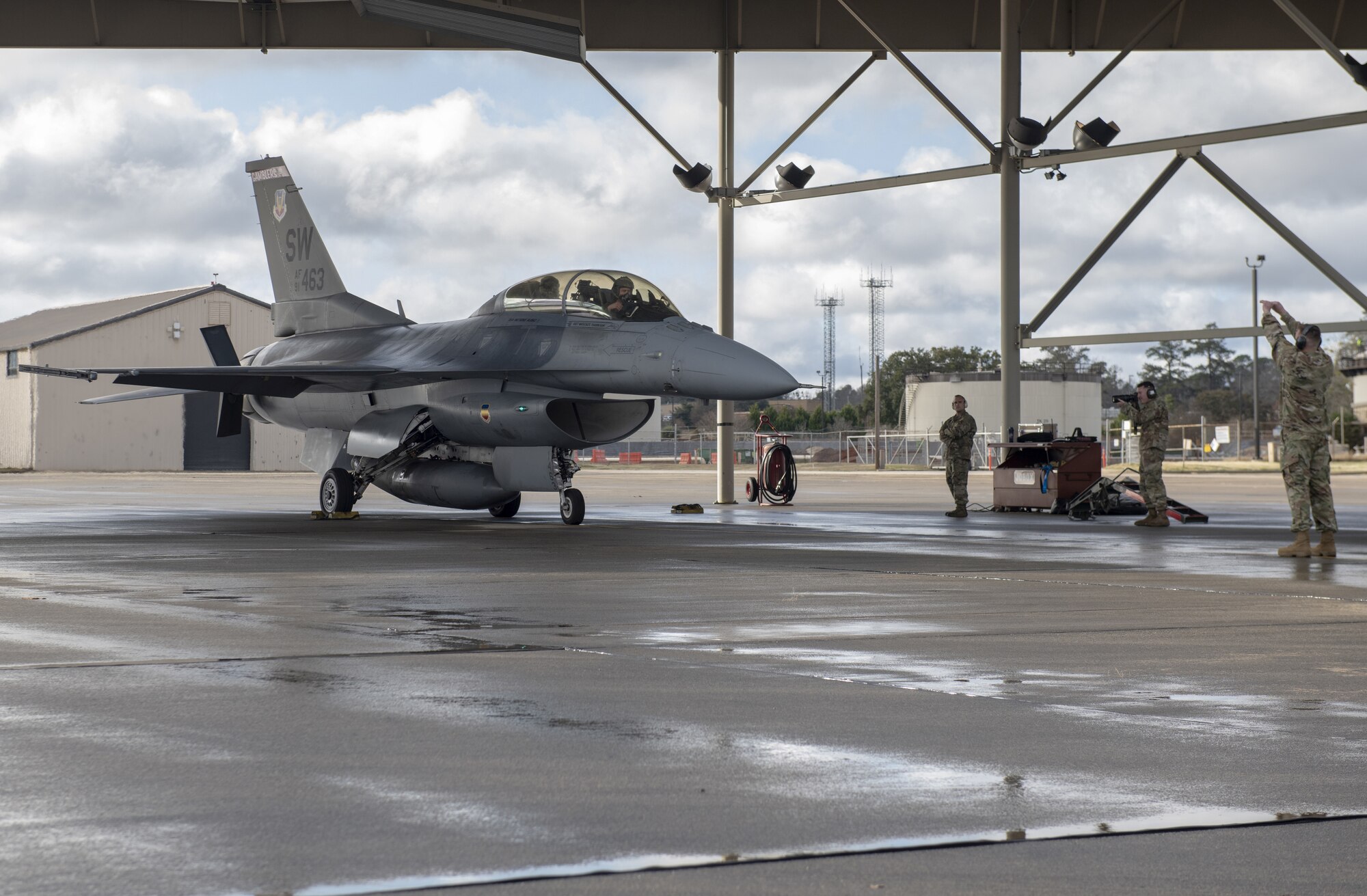 Photo of F-16 maintainers launching F-16