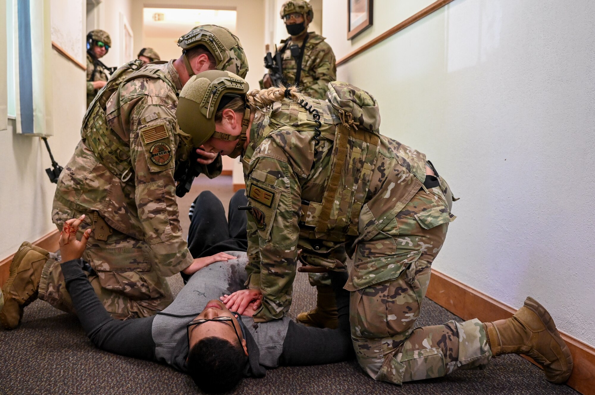 Airmen assigned to the 633rd Security Forces
Squadron simulate life-saving skills on a
victim during an active shooter exercise at
Joint Base Langley-Eustis, Virginia, June 24,
2021. The exercise was held at the Langley
Chapel Annex to simulate a real-world
situation and help prepare Airmen for
unpredictable events.