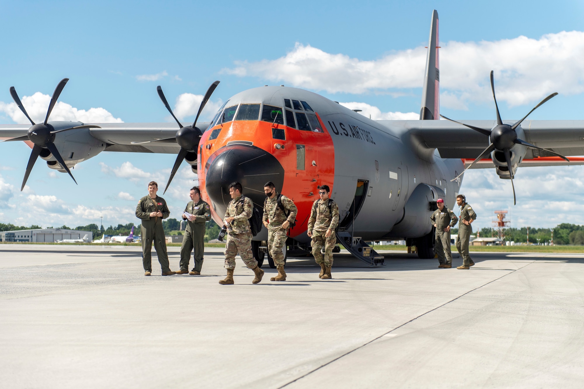 Photo of U.S. Airmen departing C-130.