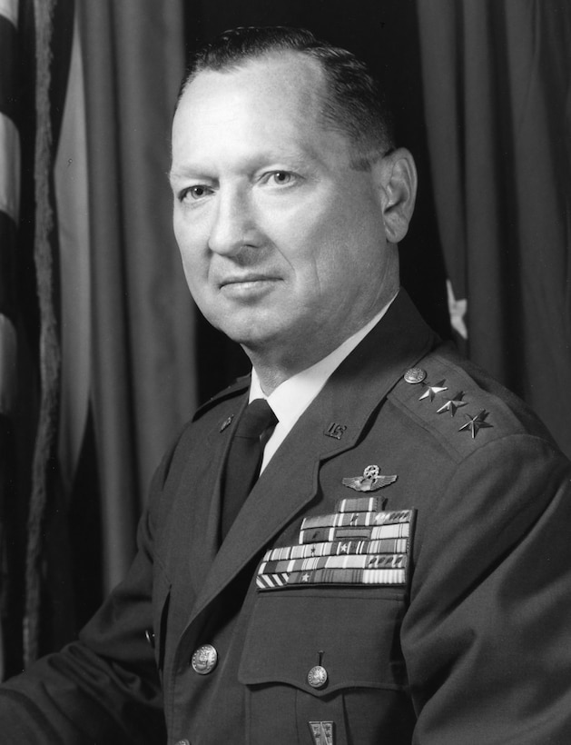 A portrait of Lt Gen Earl C. Hedlund