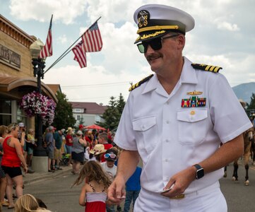210702-N-GF955-1315

BILLINGS, Mont. (July 03, 2021) Commander Jeffrey Gerring, executive officer of the Freedom-variant littoral combat ship USS Billings (LCS 15) hands out gifts during a parade in Billings, Mont., July 03, 2021.  Crew members are visiting the ship’s namesake city to participate in a variety of community events. USS Billings (LCS 15) is homeported at Naval Station Mayport, Fla. (U.S. Navy photo by Mass Communication Specialist Seaman Aaron Lau/Released)