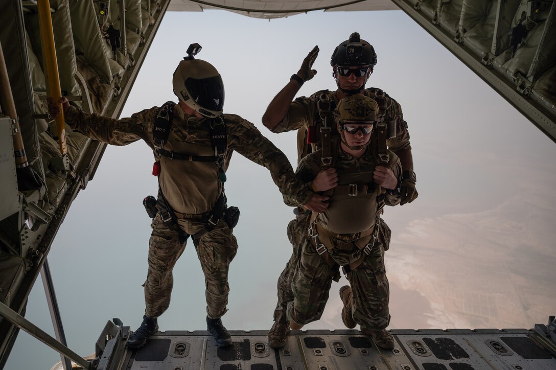 USAF Special Warfare Airmen Execute Jump Training with USMC VMGR-234