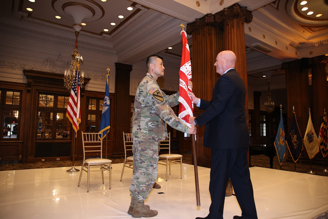 Curtis Heckelman, Deputy District Engineer for
Programs and Project Management for the USACE Philadelphia District, hands the colors to Outgoing Commander LTC David Park during the July 9, 2021 Change of Command ceremony.