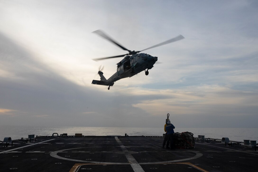 USS Sioux City Sailors Participate in VERTREP