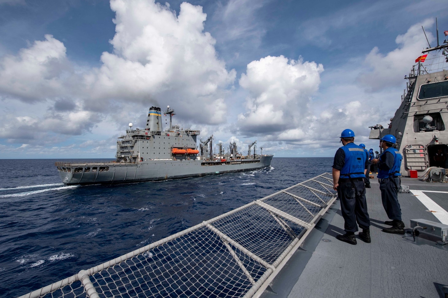 The Independence-variant littoral combat ship USS Charleston (LCS 18) comes alongside Henry J. Kaiser-class underway replenishment oiler USNS Tippecanoe (T-AO 199) during a fueling at sea.