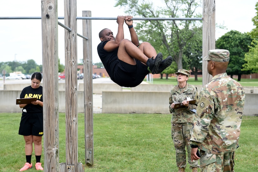 Master Sgt. Desmond J. Eskridge, Operations Non-commissioned Officer, 85th U.S. Army Reserve Support Command, performs a leg tuck during a diagnostic Army Combat Fitness Test, July 10, 2021.