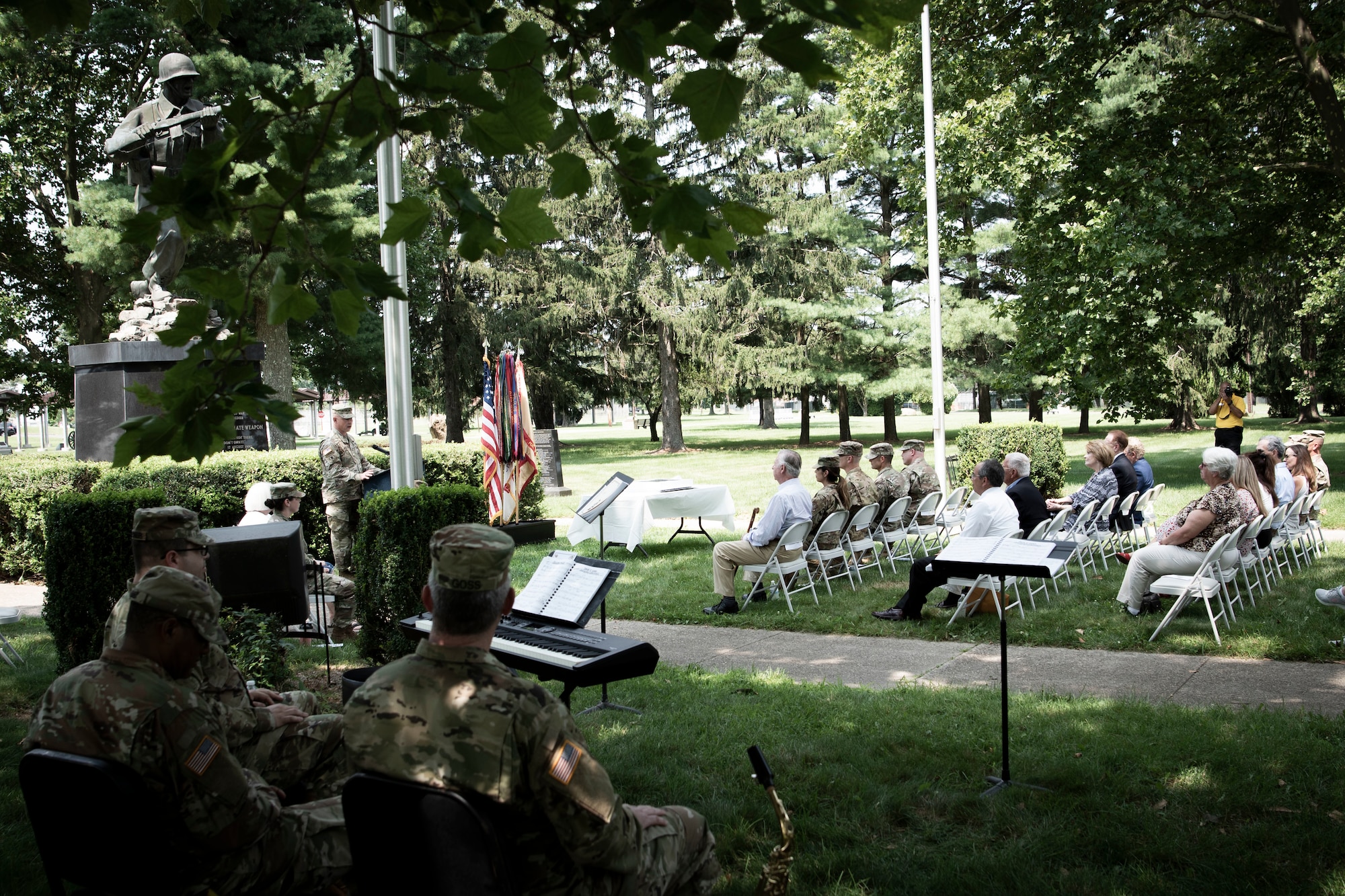 Photo of a soldiers at a ceremony.