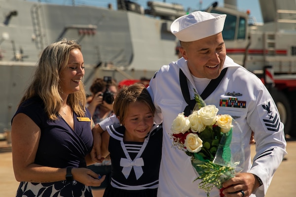 A Sailor assigned to the Arleigh Burke-class guided-missile destroyer USS Thomas Hudner (DDG 116) reunites with his family following the ship’s return from deployment.