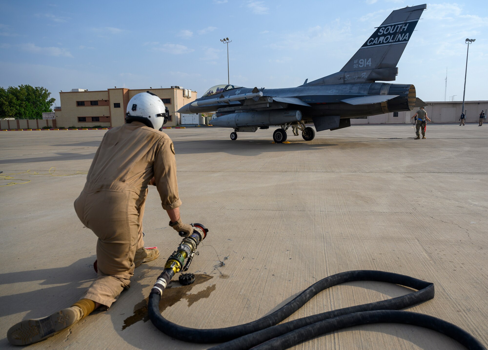 A U.S. Marine with Marine Aerial Refueler Transport Squadron 352, assigned to Special Purpose Marine Air-Ground Task Force – Crisis Response – Central Command, prepares to conduct a “hot pit” aircraft-to-aircraft refueling of a U.S. Air Force F-16 Fighting Falcon during a counter unmanned aerial system integration mission with joint and Royal Saudi aircraft at a forward location in the Kingdom of Saudi Arabia, June 30, 2021. U.S. Air Forces Central aircraft regularly work with coalition and partner nations to test their collective counter-UAS capabilities to ensure the security and stability of regional airspace. (U.S. Air Force photo by Senior Airman Samuel Earick)