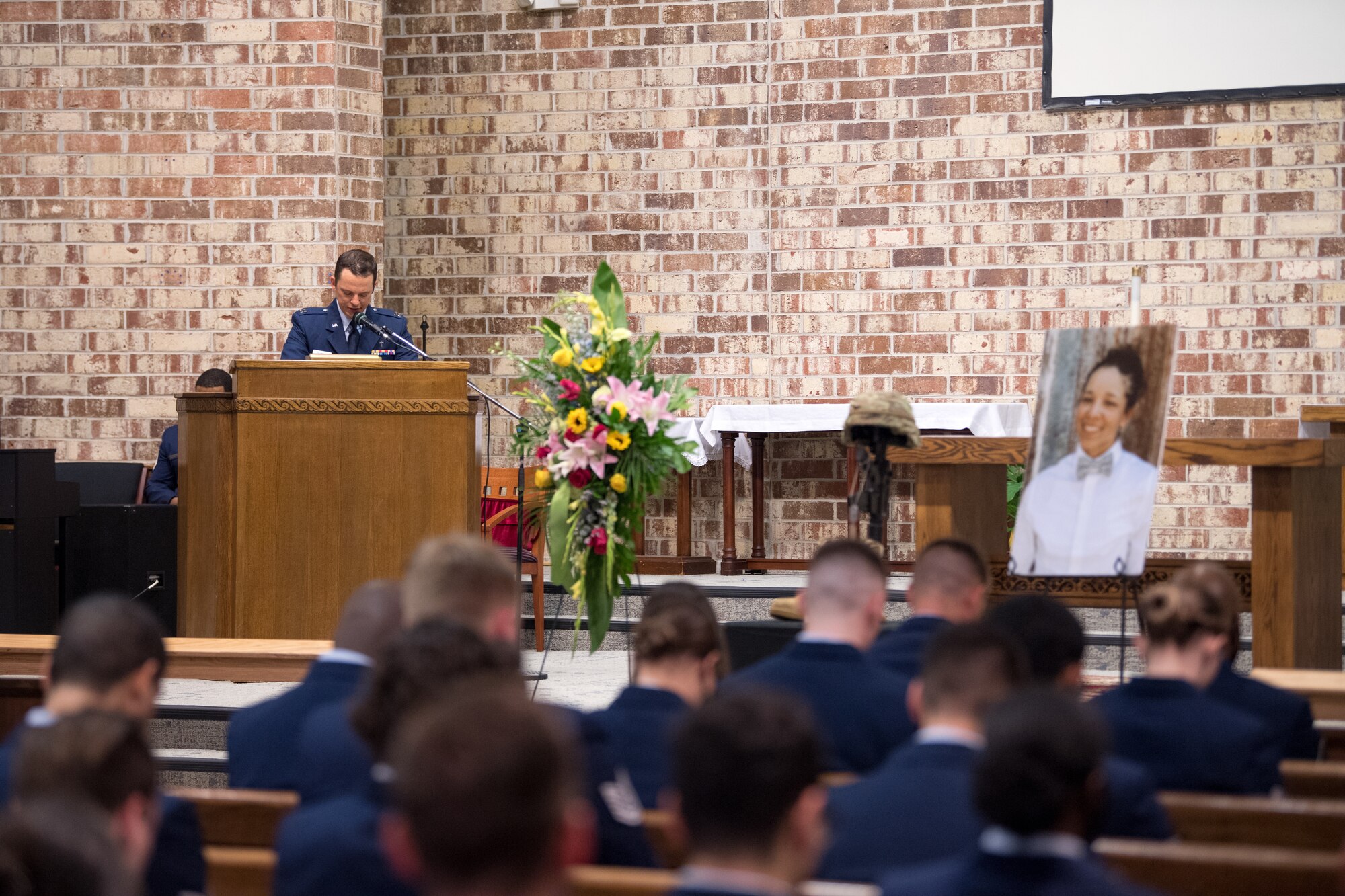 Photo of Airmen praying in a chapel