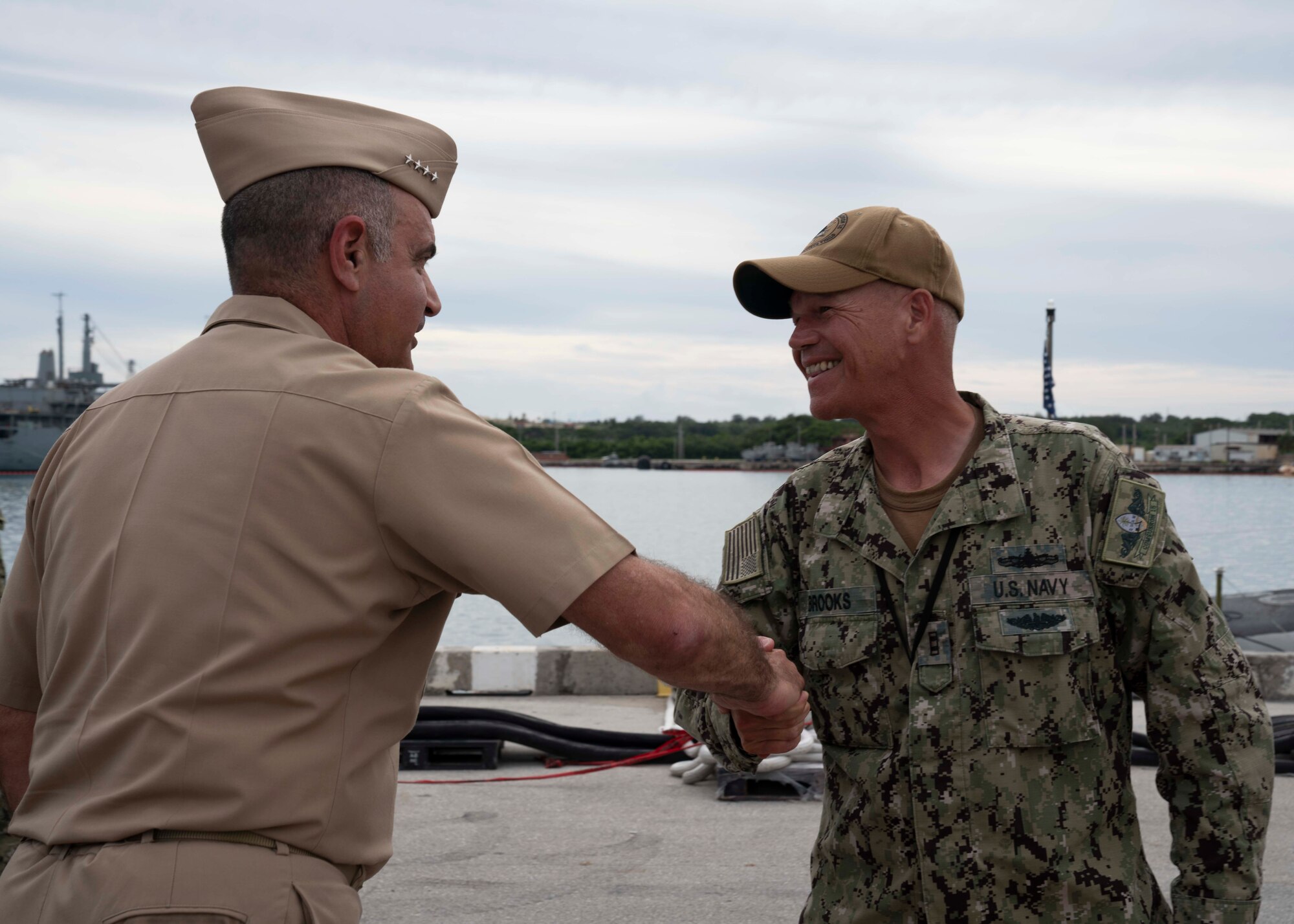 Admiral Chas Richard, Commander, United States Strategic Command, shakes hands with Chief Warrant Officer Barron Brooks following a tour of the Virginia-class fast-attack submarine USS Illinois (SSN 786). Richard visited commands on Guam to see how they fit into the USSTRATCOM mission of deterring strategic attack and employing forces, as directed, to guarantee the security of the nation and its allies.