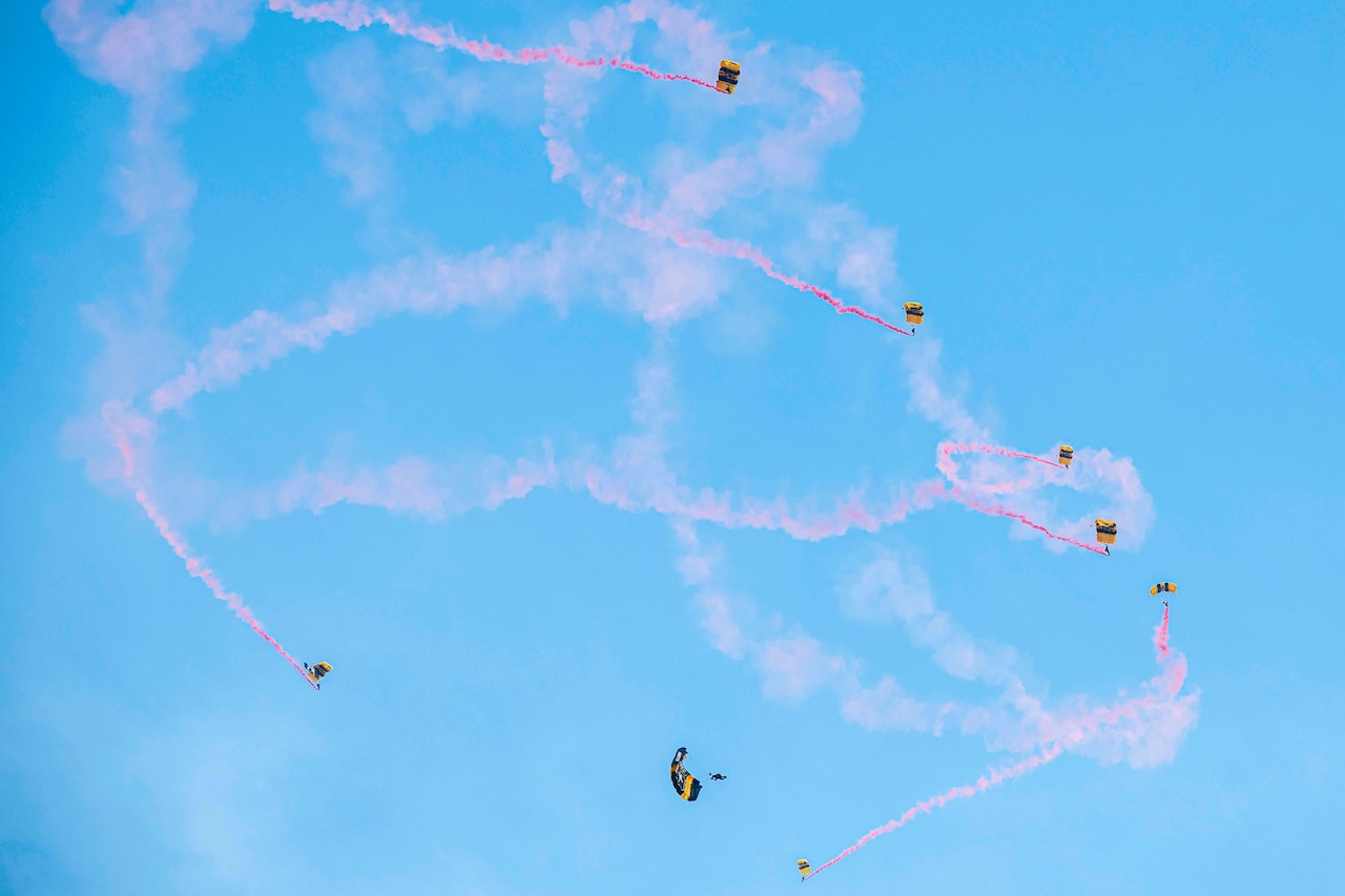 Soldier freefall with parachutes.