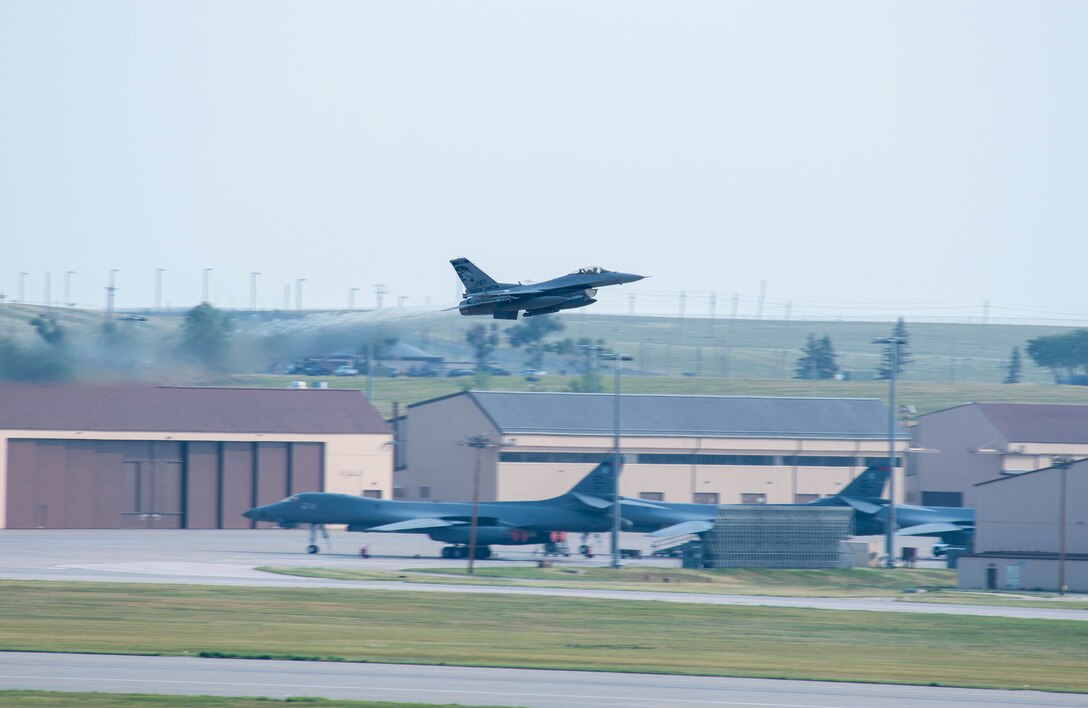 F-16 Fighting Falcon takes off