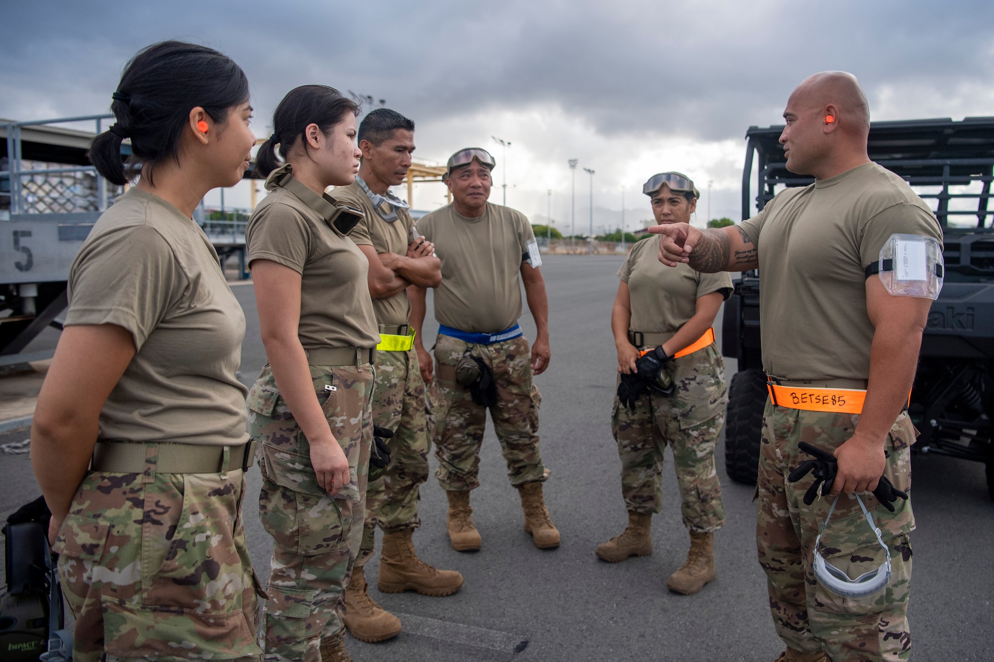 Senior Airman Etse Bronson briefs 48th Aerial Port
Squadron Personnel on Engine Running Onload/Offload (ERO)exercise while at Joint Base Pearl-Harbor-Hickam, June 13, 2021.