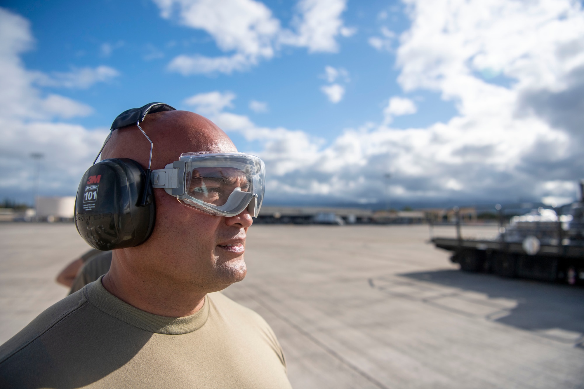 Senior Airman Etse Bronson, 48th Aerial Port Squadron,
stands ready to participate in an Engine Running Onload/
Offload (ERO) exercise while at Joint Base Pearl-Harbor-
Hickam June 13, 2021.