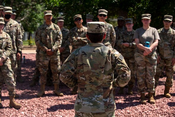 Army Sgt. instructs airmen