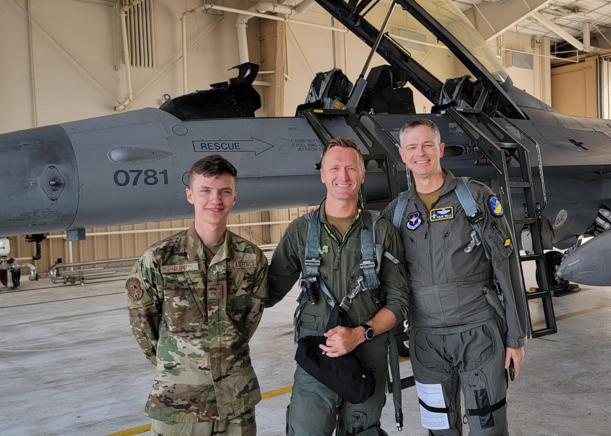 Maj Gen Wills poses with a pilot and maintainer prior to a flight in an F-16 Viper.