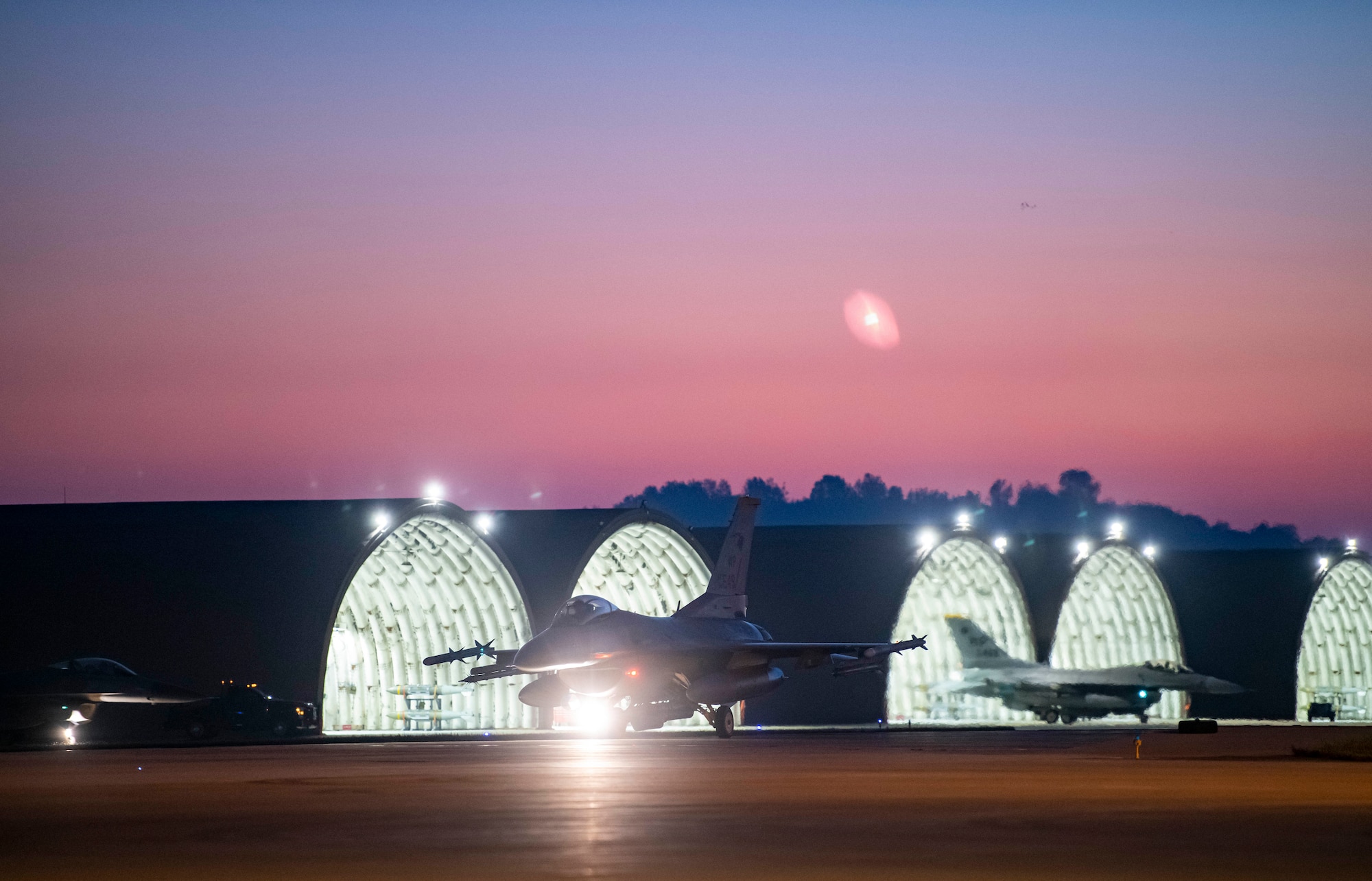 F-16 taxis down the flight line