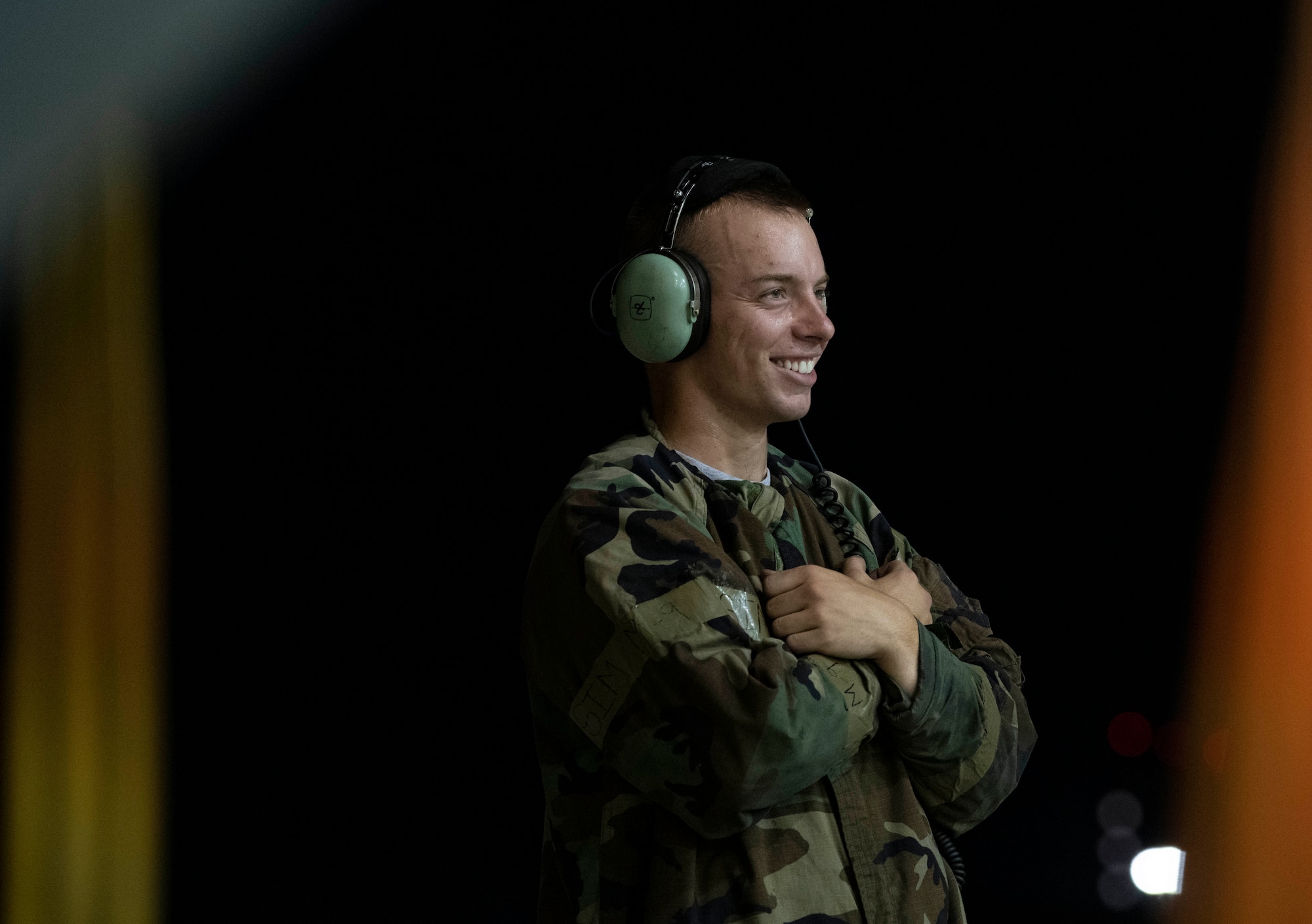 Airman marshals F-16