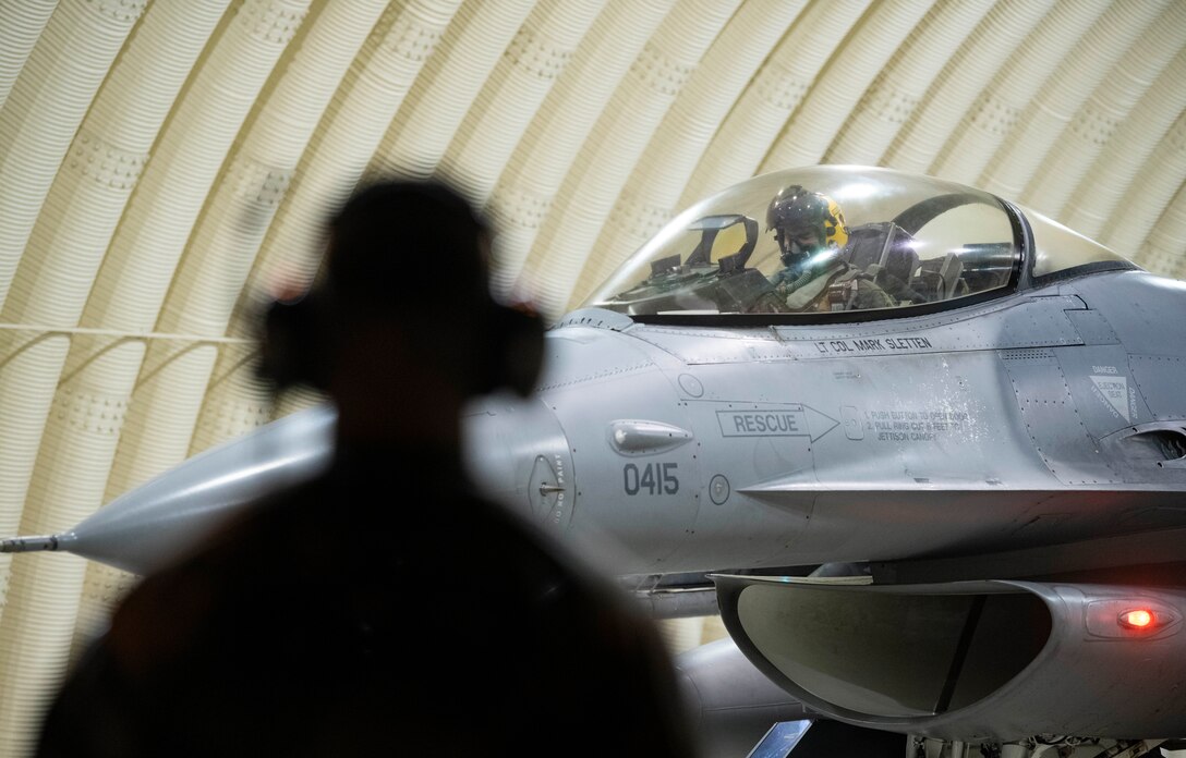 Airman marshals F-16