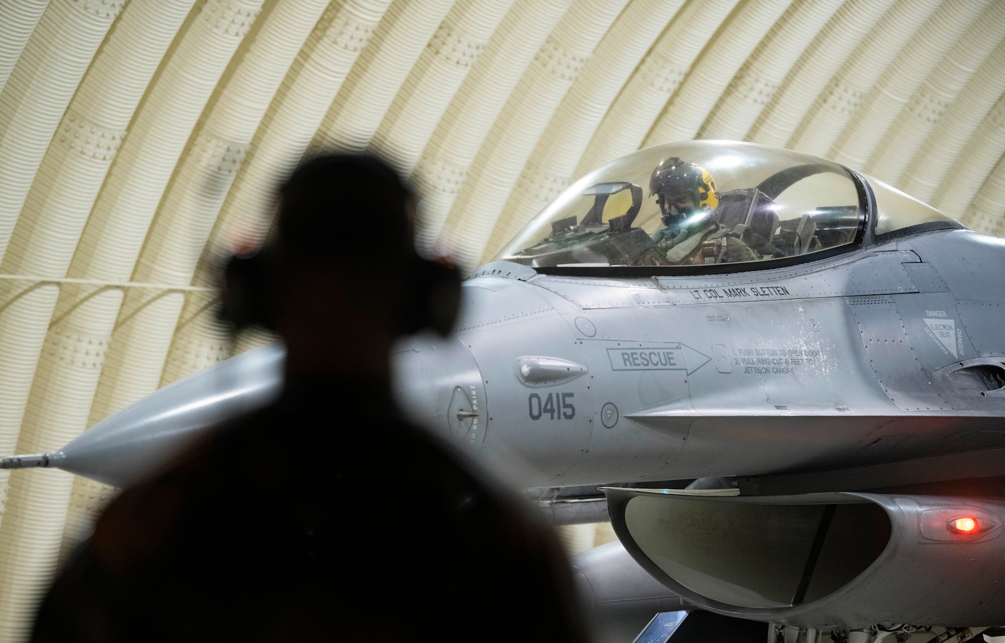Airman marshals F-16
