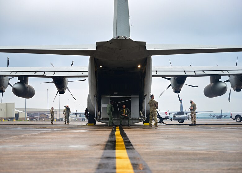 An Italian air force C-130J Super Hercules receives fuel