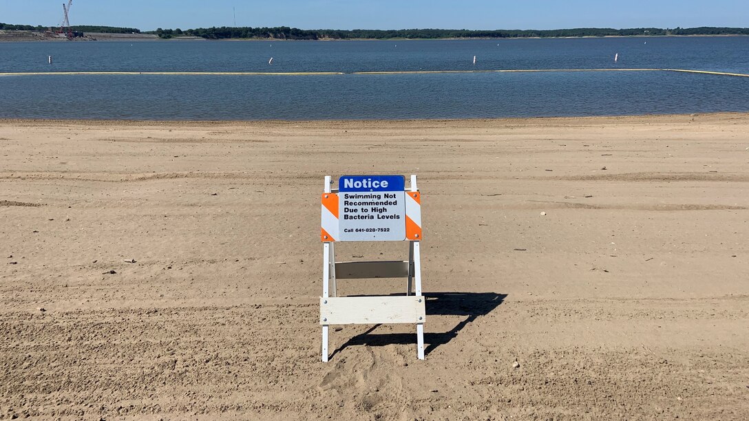 Swimming not recommended sign at Lake Red Rock