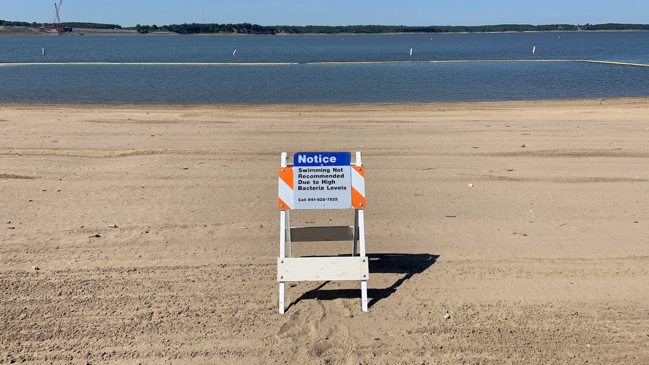 Swimming not recommended sign at Lake Red Rock