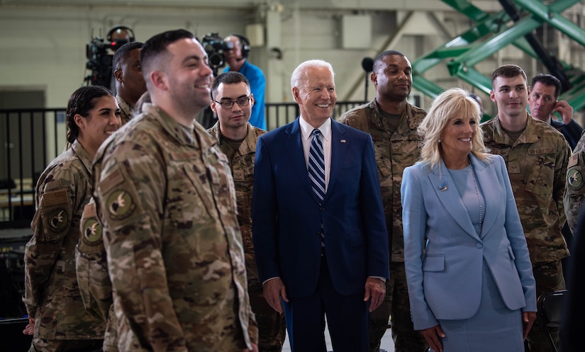 termometer Utallige Kridt President Biden, first lady visit JBLE service members > Joint Base  Langley-Eustis > Article Display