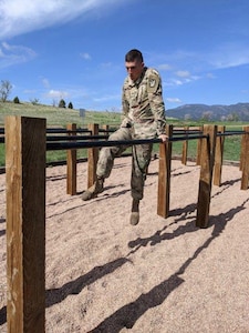 Soldier navigates obstacle course