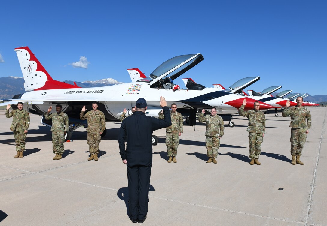 airmen-re-enlist-in-front-of-thunderbirds