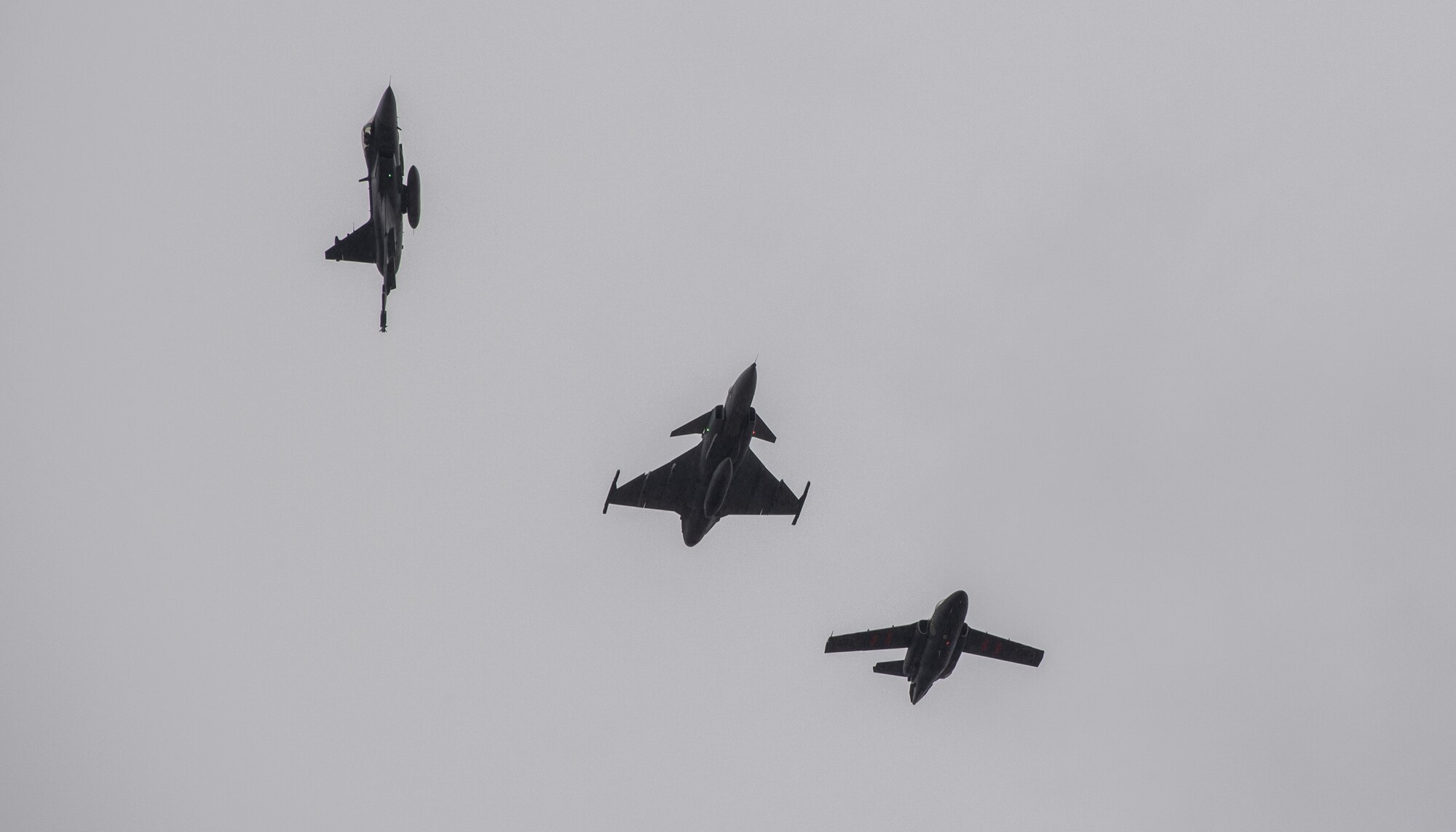 A U.S. Air Force F-16 Fighting Falcon from the 480th Fighter Squadron at Spangdahlem Air Base, Germany, breaks away from a flight formation with Swedish aircraft at Kallax Air Base, Sweden, May 19, 2021. The aim of Arctic Challenge Exercise 21 is to exercise and train units in planning, command and control, orchestration and conduct of air operations. (U.S. Air Force photo by Senior Airman Ali Stewart)