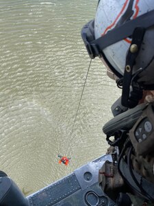 Petty Officer 2nd Class Asher Ferguson, Naval Air Station Fallon Search and Rescue team crew chief, hoists an Airman from the 152nd Airlift Wing in Reno, Nev., out of the water at Lahontan Reservoir June 5, 2021. The 152nd Airlift Wing conducted joint water survival training with the NAS Fallon SAR team.