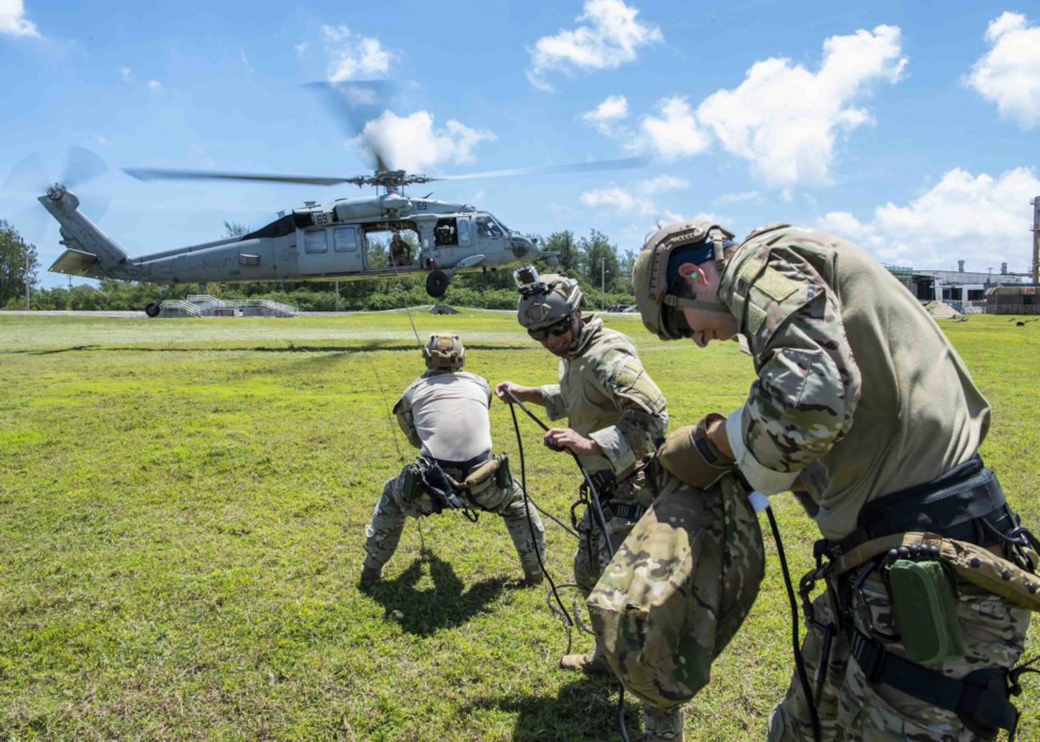 USS Tulsa (LCS 16), HSC-21 train with EOD Mobile Unit 5