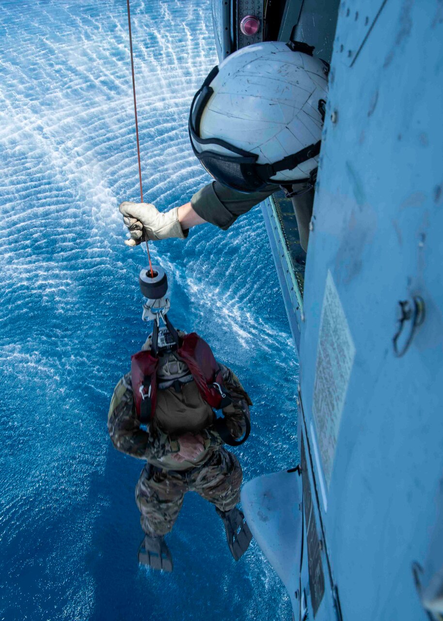 Task Group 75.1/ Explosive Ordnance Disposal Mobile Unit (EODMU) conducts a expeditionary mine countermeasures (ExMCM) training evolution.