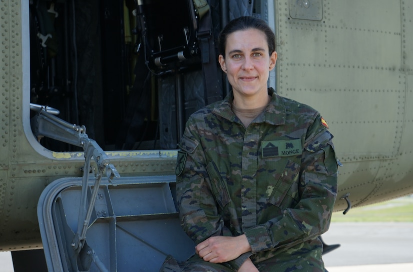 Spanish Soldiers graduate from Chinook repairer course at Fort ...