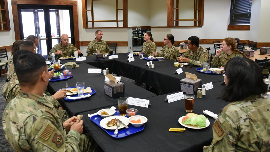 Ten Airmen eating lunch together