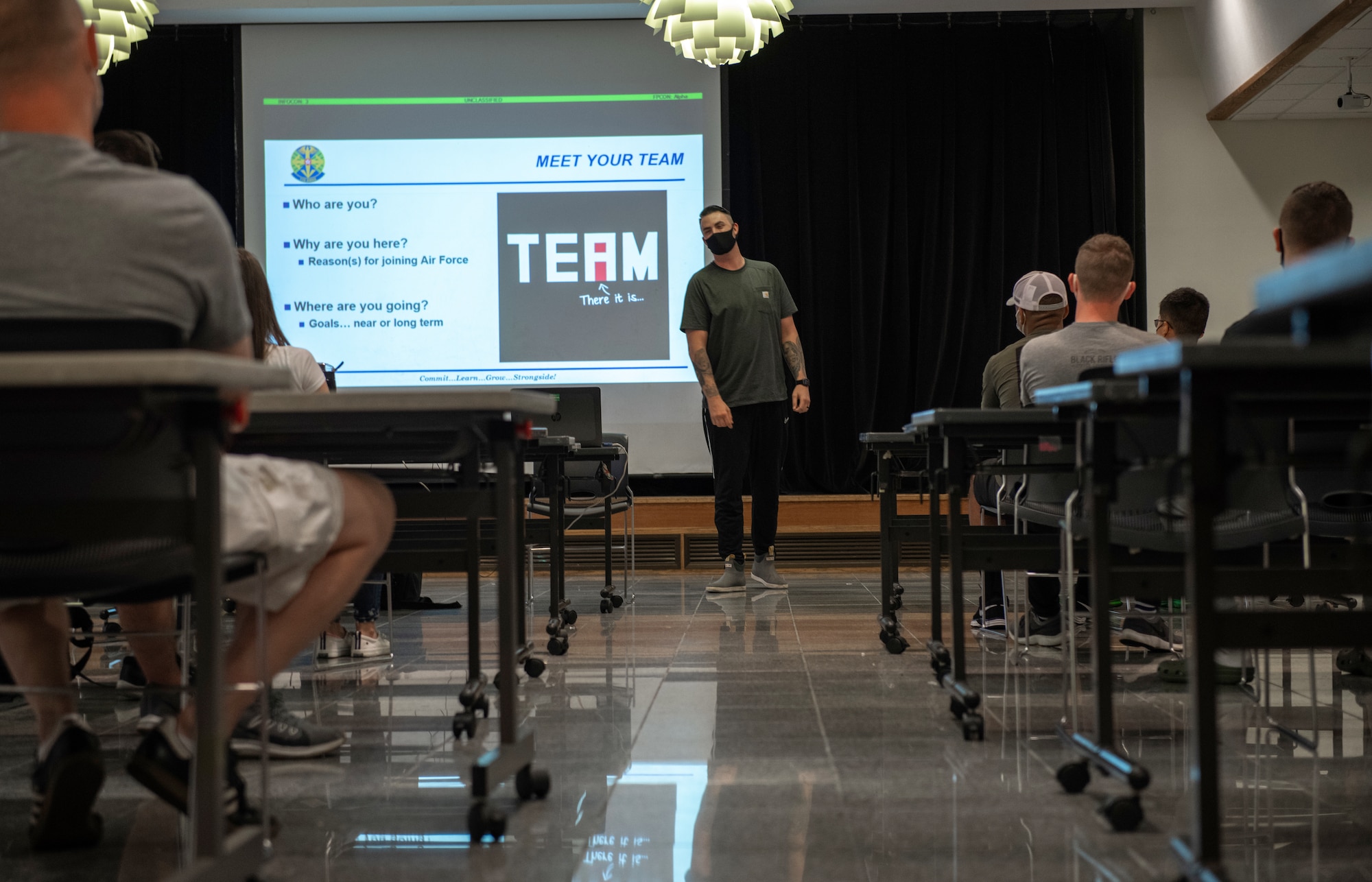 Airman introduces himself to the Airman4Life class.
