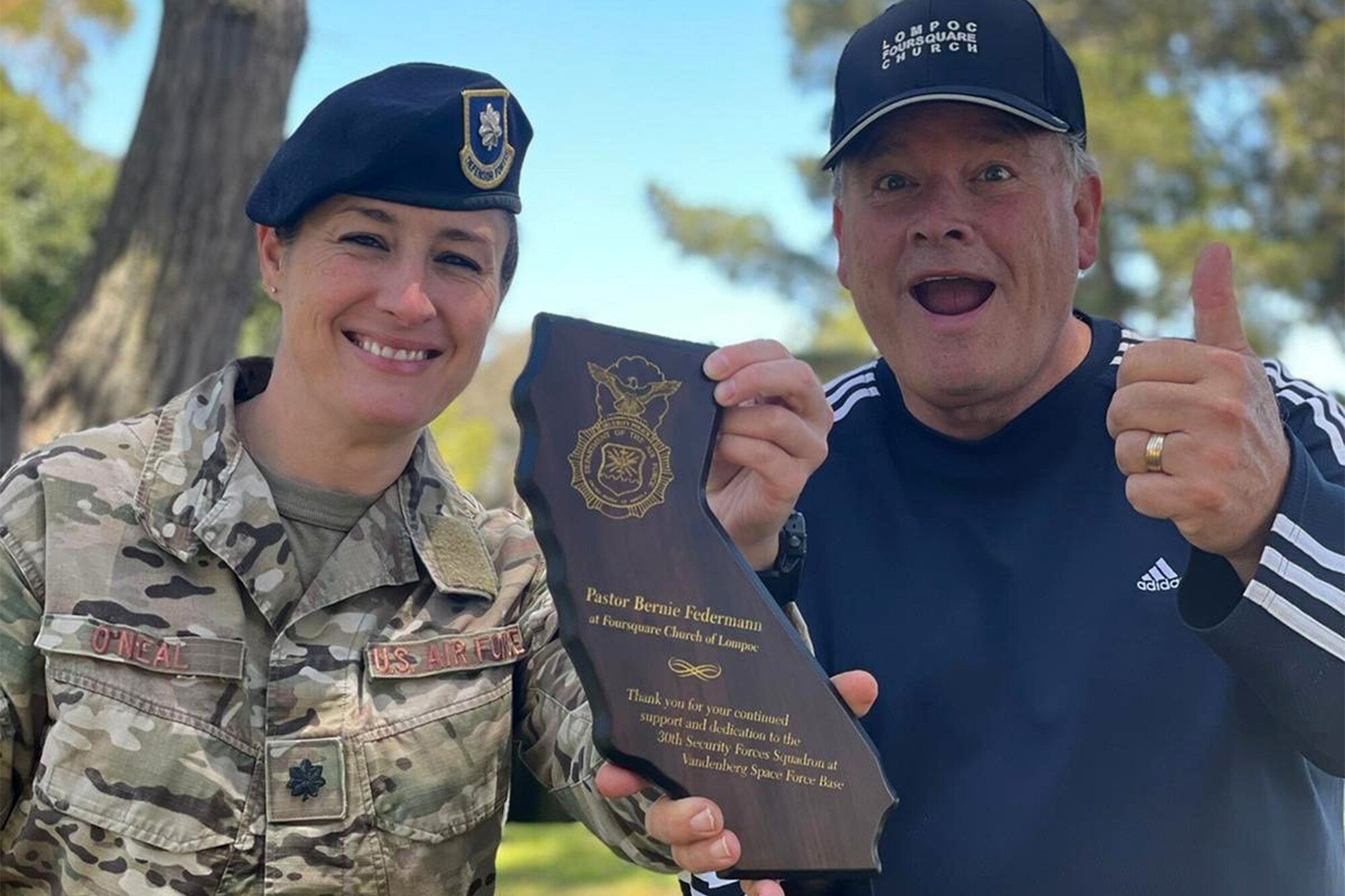 Photo of Honorary Commander Bernie Federmann receiving award