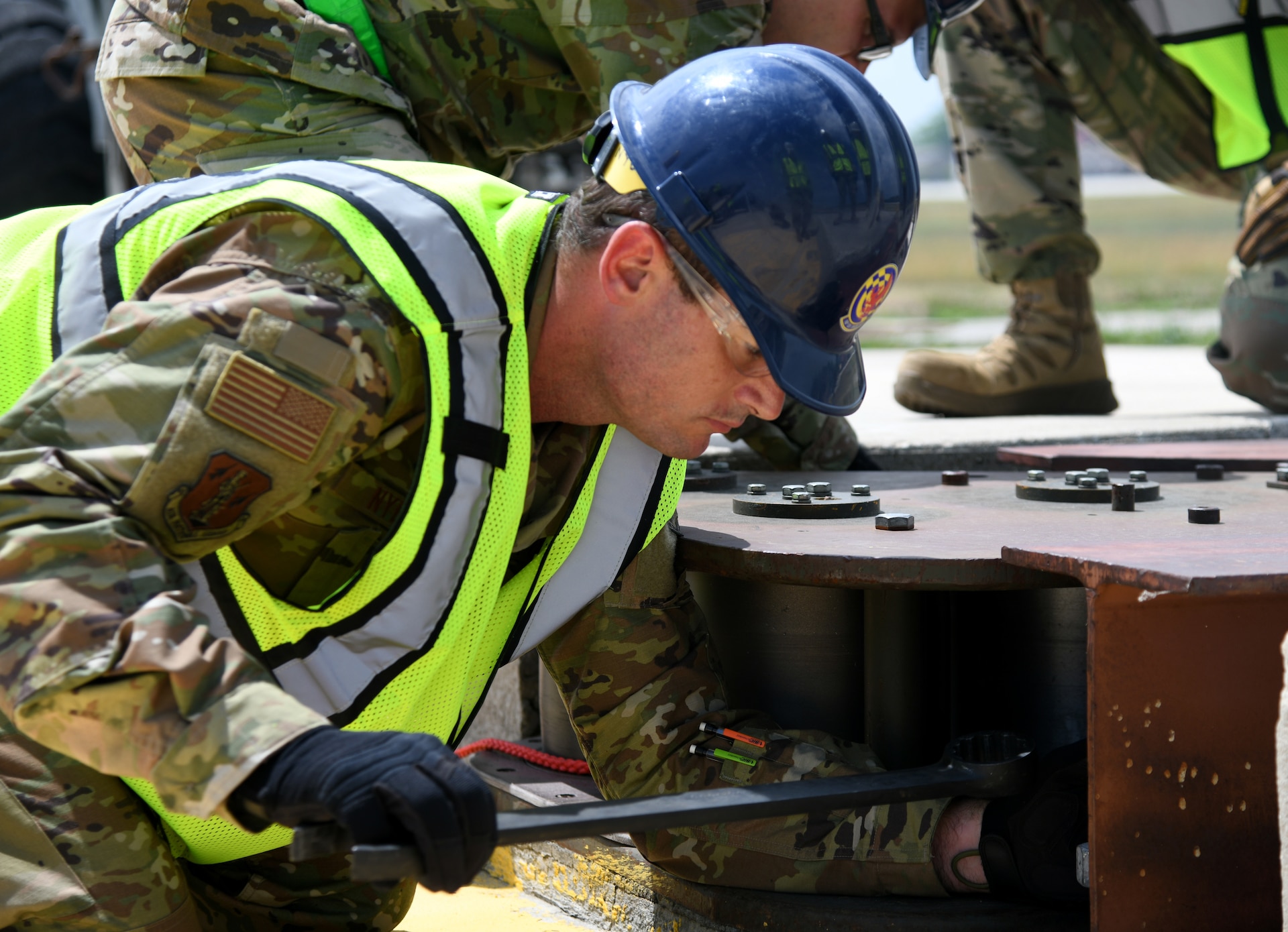 Michigan ANG engineers replace runway arresting systems