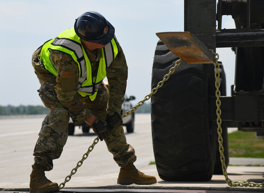 Michigan ANG engineers replace runway arresting systems