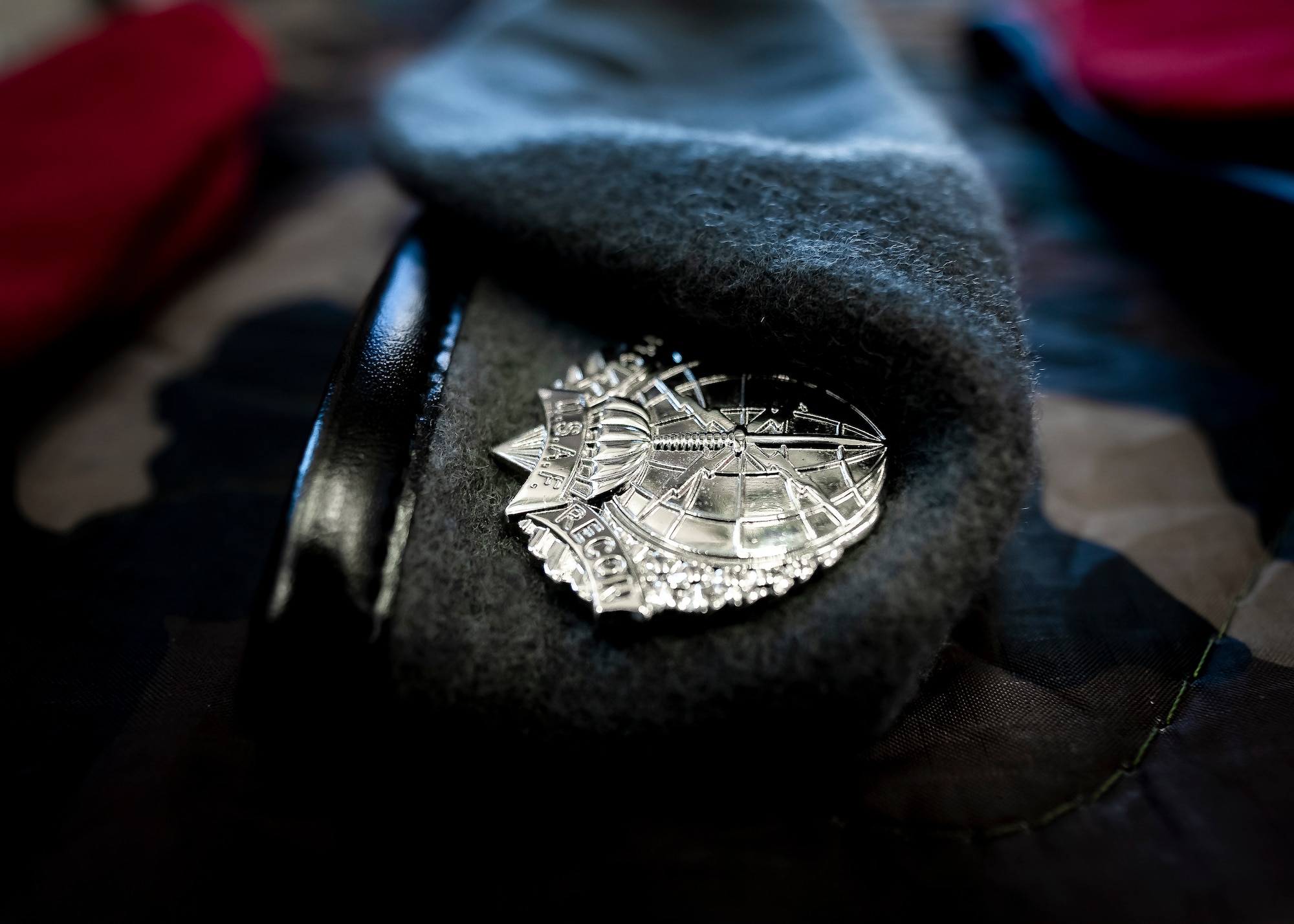 A gray Beret is displayed for the first graduates of the Special Warfare Special Reconnaissance Course.