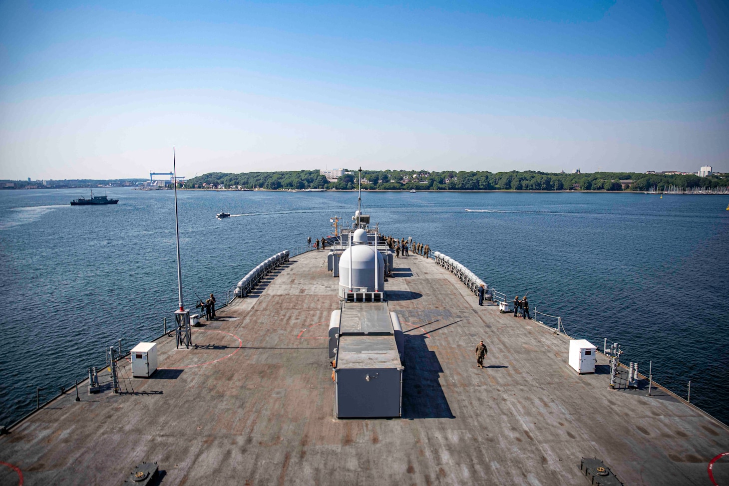 210617-N-EI510-0087 KIEL, Germany (June 11, 2021) The Blue Ridge-class command and control ship USS Mount Whitney (LCC 20) prepares to make port in Kiel, Germany, June 17, 2021 in support of exercise BALTOPS 50. BALTOPS 50 is an annual international maritime-led joint exercise including 16 NATO allies and two partner nations demonstrating the ability of the alliance to contribute to deterring and if required defeating aggression. (U.S. Navy photo by Mass Communication Specialist 2nd Class Scott Barnes/Released)