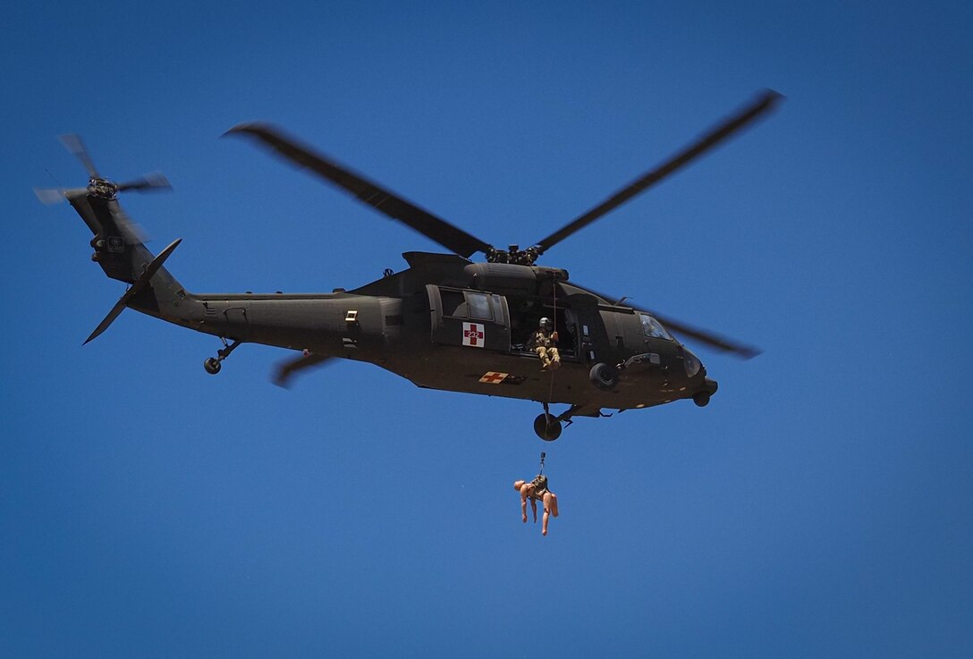 C-CO, 7-158 GSAB Conducts Multi-Ship Maneuvers and Medevac Hoist Training