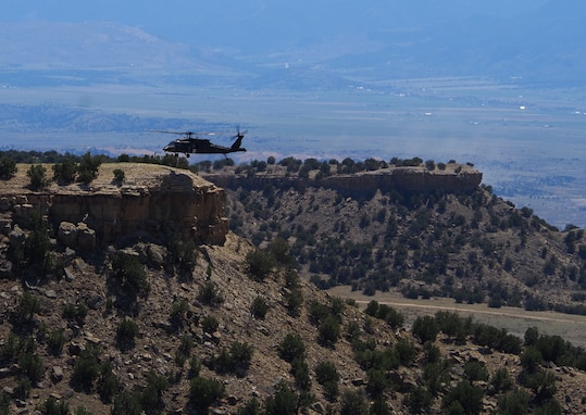 C-CO, 7-158 GSAB Conducts Multi-Ship Maneuvers and Medevac Hoist Training