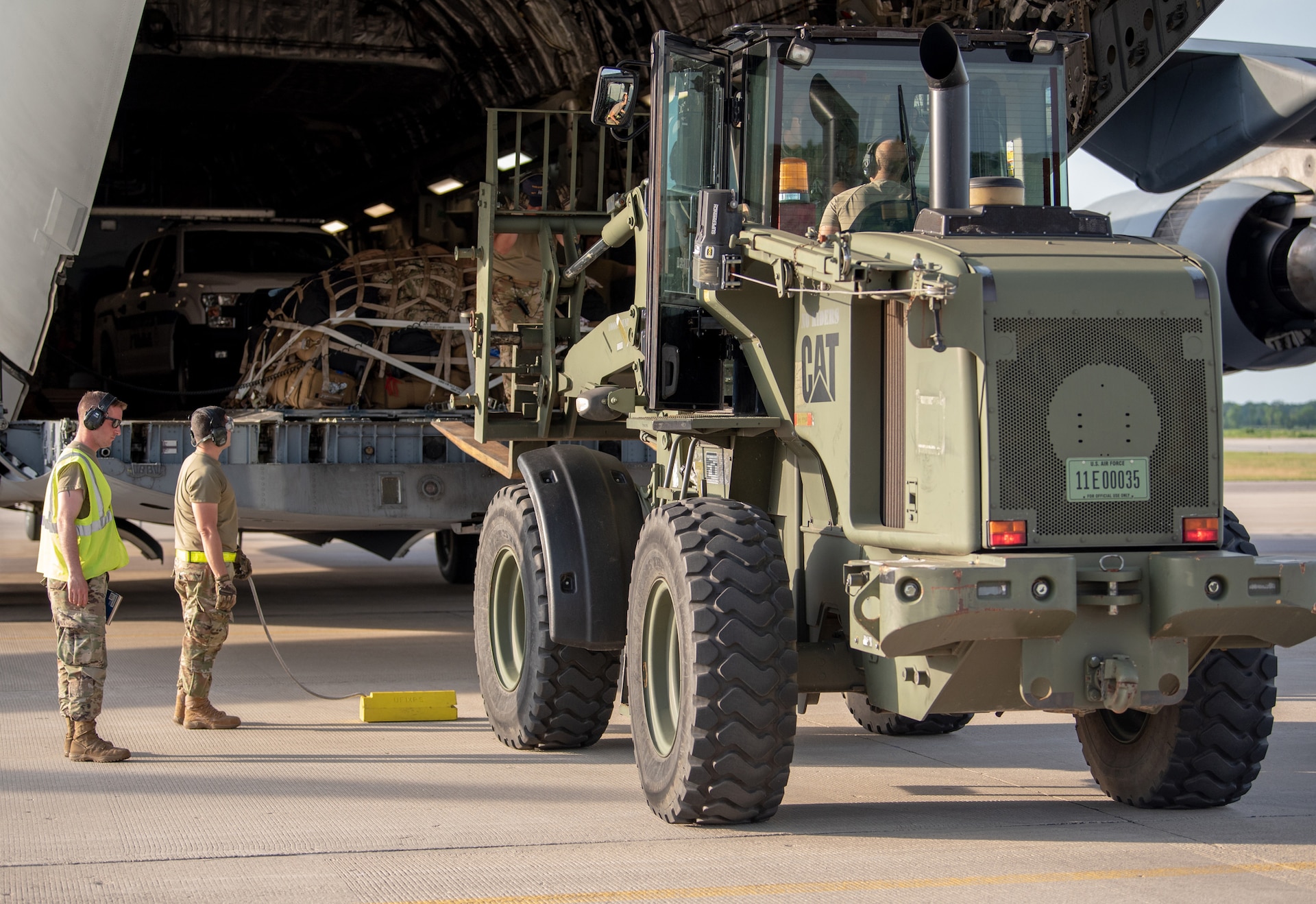 Aerial porters from the Kentucky Air National Guard’s 123rd Contingency Response Group offload cargo from an aircraft at Volk Field, Wis., June 11, 2021, as part of a Joint Task Force-Port Opening supporting Operation Lone Oak. The aircraft, from the Alaska Air National Guard, delivered trucks, supplies and personnel who were taking part in the Patriot North 21 exercise here. (U.S. Air National Guard photo by Senior Master Sgt. Vicky Spesard)